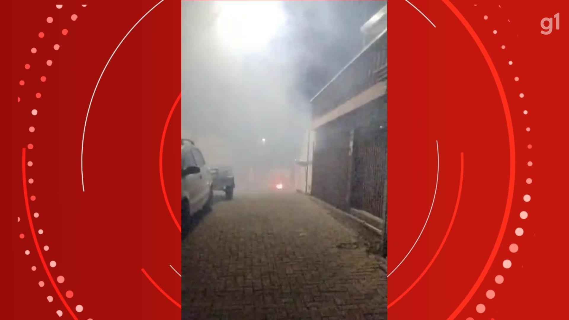 VÍDEO: balão cai perto de casas em Curitiba, pega fogo e assusta moradores