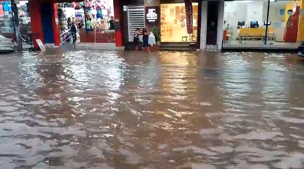 Principal de Guarabira foi alagada após fortes chuvas atingirem a cidade — Foto: Redes Sociais