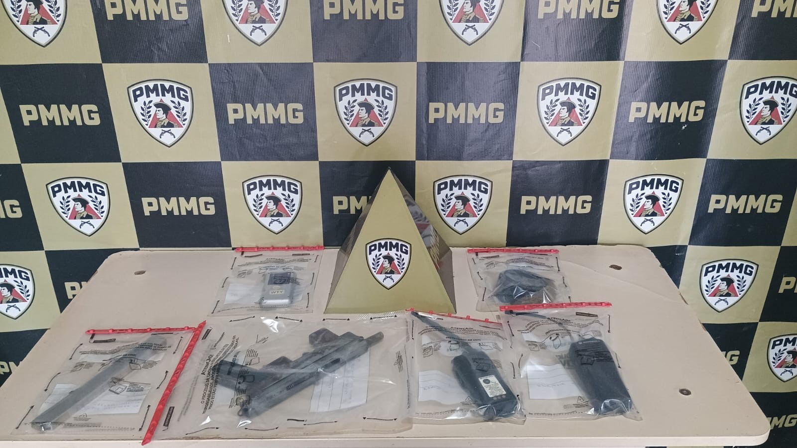 Foragido da Justiça por homicídio é preso com submetralhadora na zona rural de Itanhomi