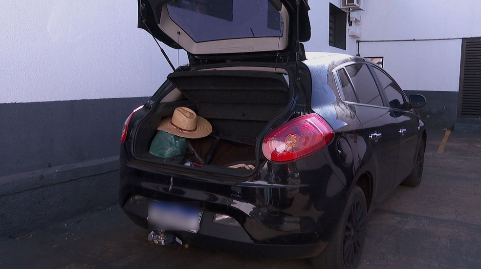 Porta-malas do carro em que a criança de 6 anos foi achada em Jardinópolis, SP — Foto: Aurélio Sal/EPTV