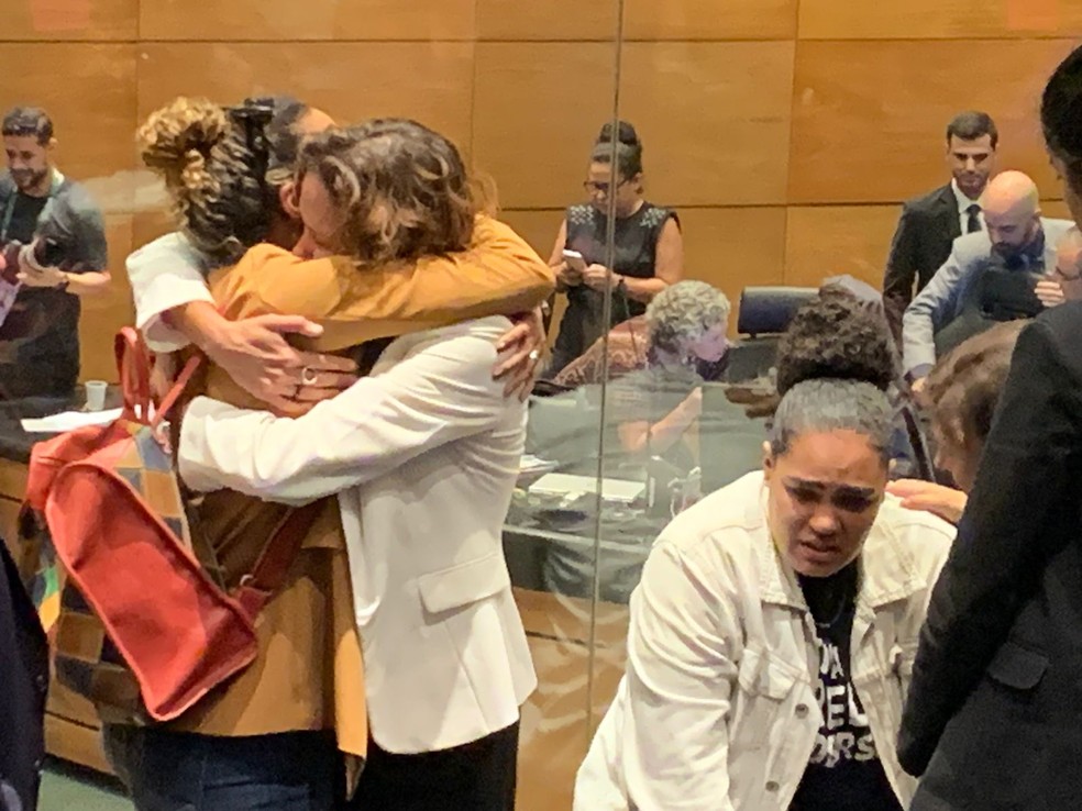 Mônica consolada por Anielle Franco — Foto: Reprodução