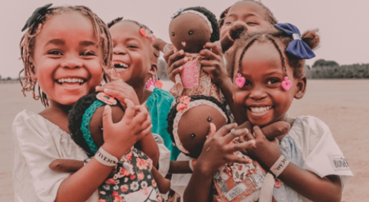 Projeto Bunekas: iniciativa arrecada fundos para presentear crianças e promover campanha contra abuso sexual infantil 