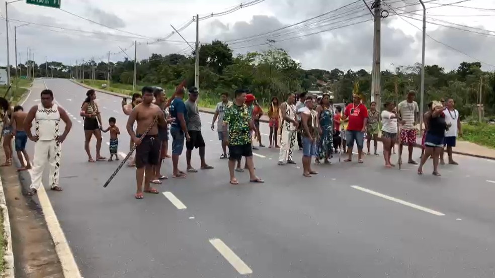 Indígenas fazem manifestação após carros serem apedrejados por assaltantes em avenida de Manaus. — Foto: José Carlos Amorim/Rede Amazônica