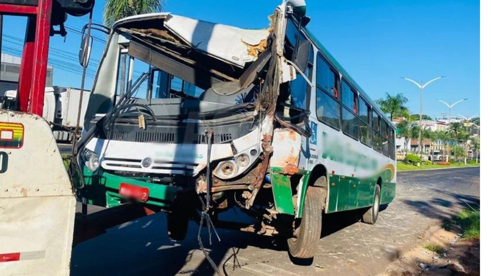 VÍDEO: motorista perde controle de ônibus escolar, atravessa duas pistas e invade canteiro em MT