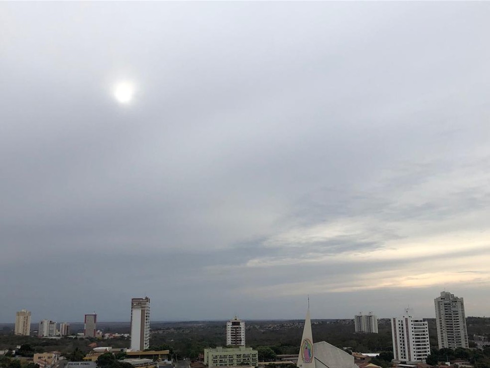 Tempo nublado em Cuiabá neste sábado (12) — Foto: Rogério Júnior/g1