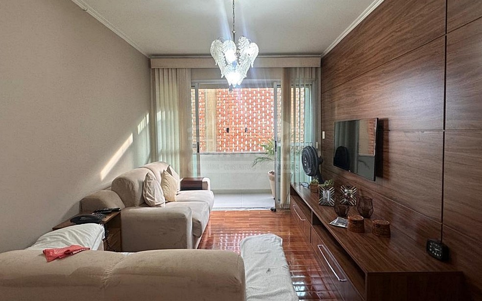 Muro construído ao lado de prédio bloqueia janelas de prédio em Passos — Foto: Reprodução internet