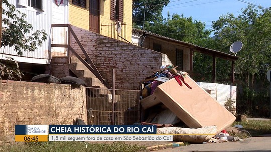 Casa que foi elevada em 70 cm após enchente no RS é novamente invadida pela água: 'não teve como, superou', lamenta morador; VÍDEO - Programa: Bom Dia Rio Grande 