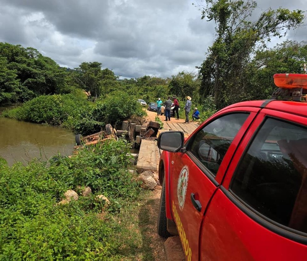 Mulher é resgatada após ficar presa às ferragens de caminhão que caiu de ponte de madeira em rio de MT — Foto: Corpo de Bombeiros