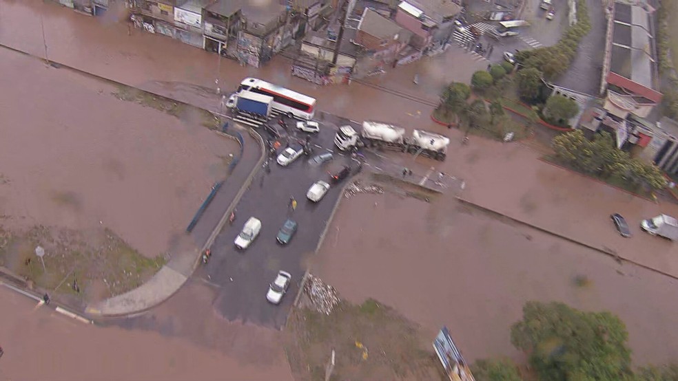 Veículos presos no trânsito devido a alagamento em Santo André, na Grande SP — Foto: Reprodução/TV Globo