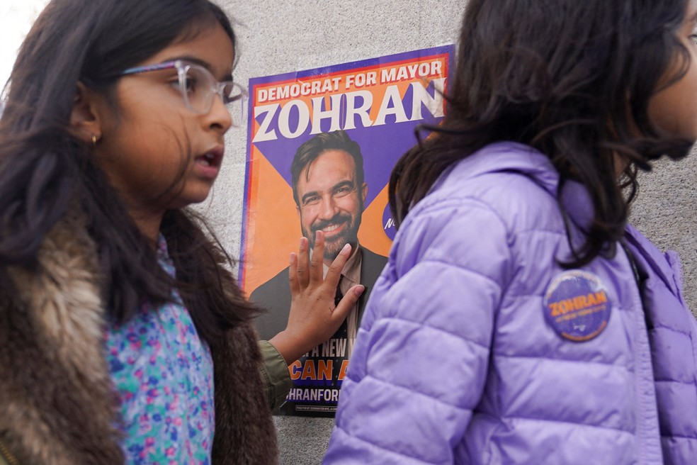 Cartaz de apoio a Zohran Mamdani neste sábado (1) em Nova York — Foto: Ryan Murphy/Reuters
