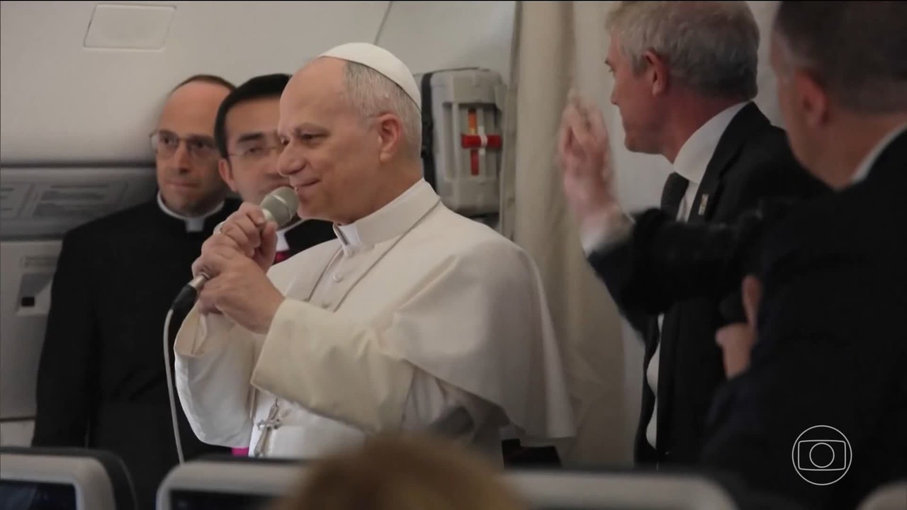 Mundo está sendo devastado por um punhado de tiranos, diz papa Leão XIV