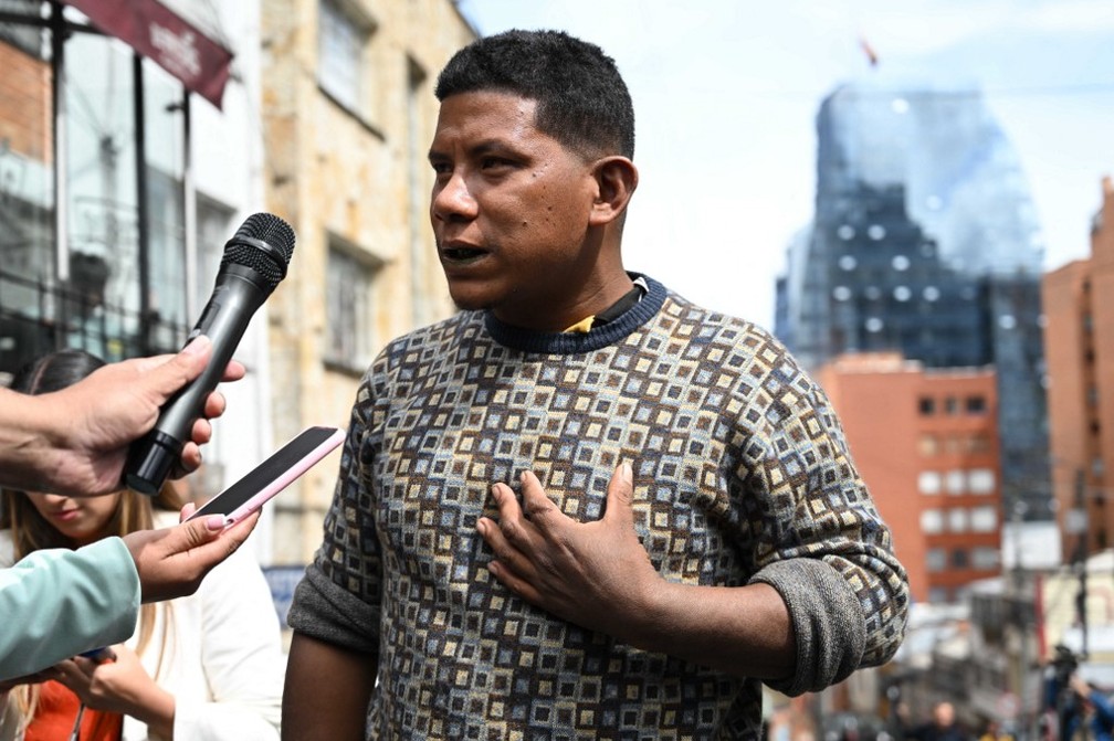 Manuel Ranoque, pai das crianças, conversa com repórteres em frente ao hospital onde os jovens estão. — Foto: Raul ARBOLEDA / AFP