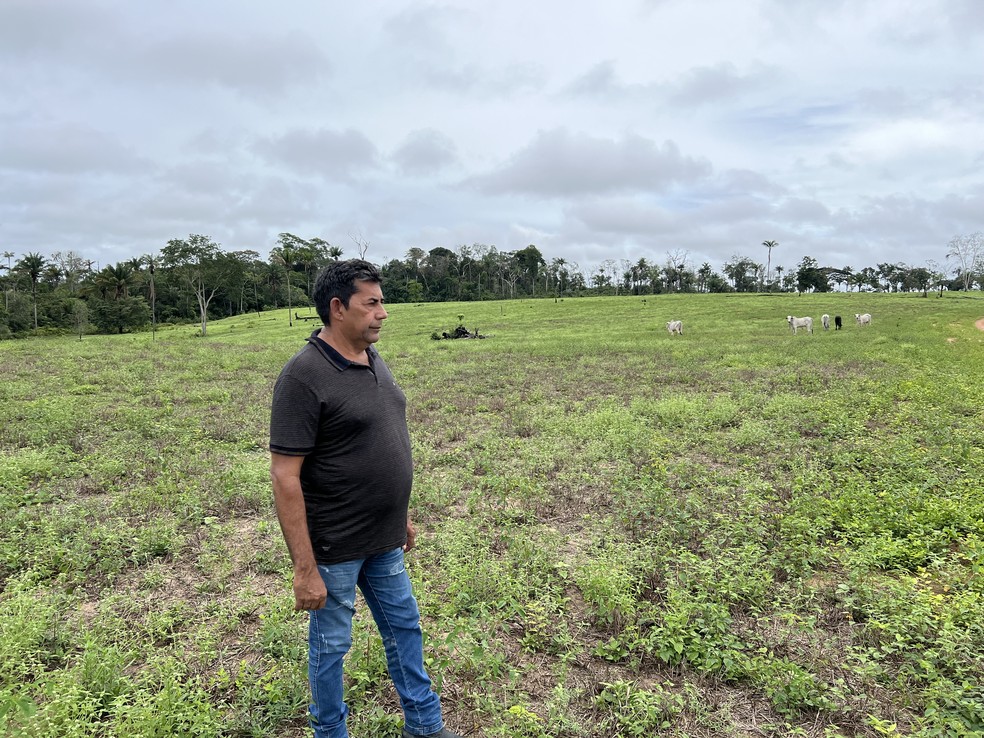 Pecuarista Joaquim Simão Costa, 55 anos, precisou levar a sua criação de gado a pé para outro município por falta de pasto em Roraima — Foto: Caíque Rodrigues/g1 RR