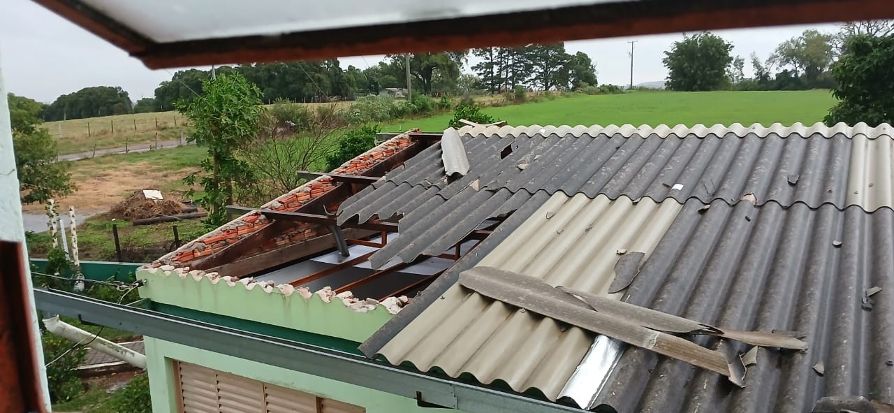 Alerta de temporal no RS: Uruguaiana tem casas destelhadas e transtornos após chuva de 140 mm 