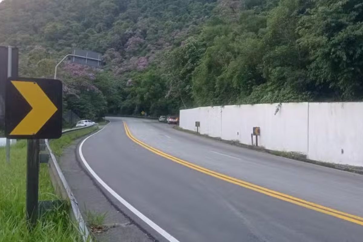 Deslizamento de pedra interdita rodovia no litoral de SP