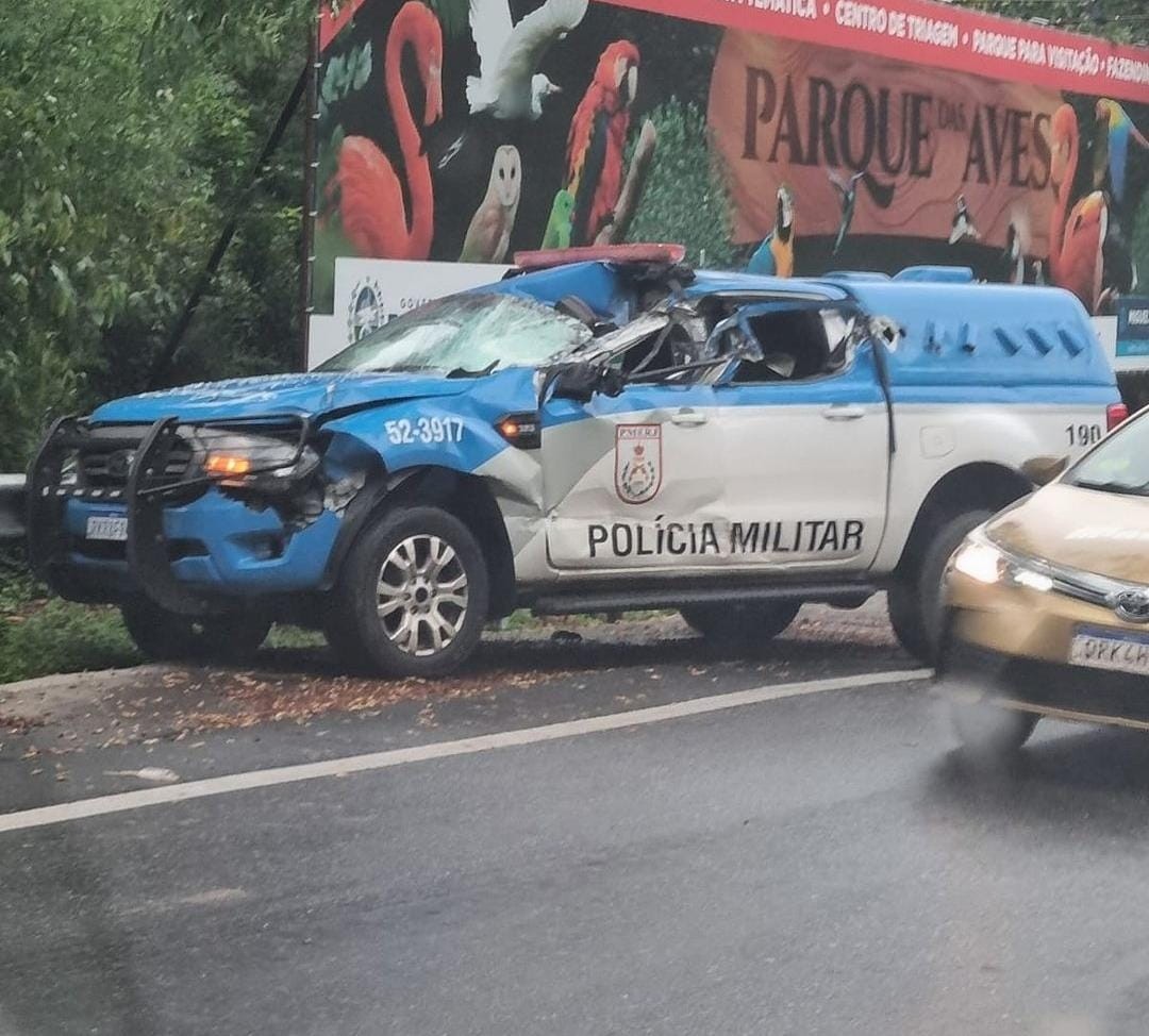 Caminhão perde freio e bate em viatura da PM em Miguel Pereira