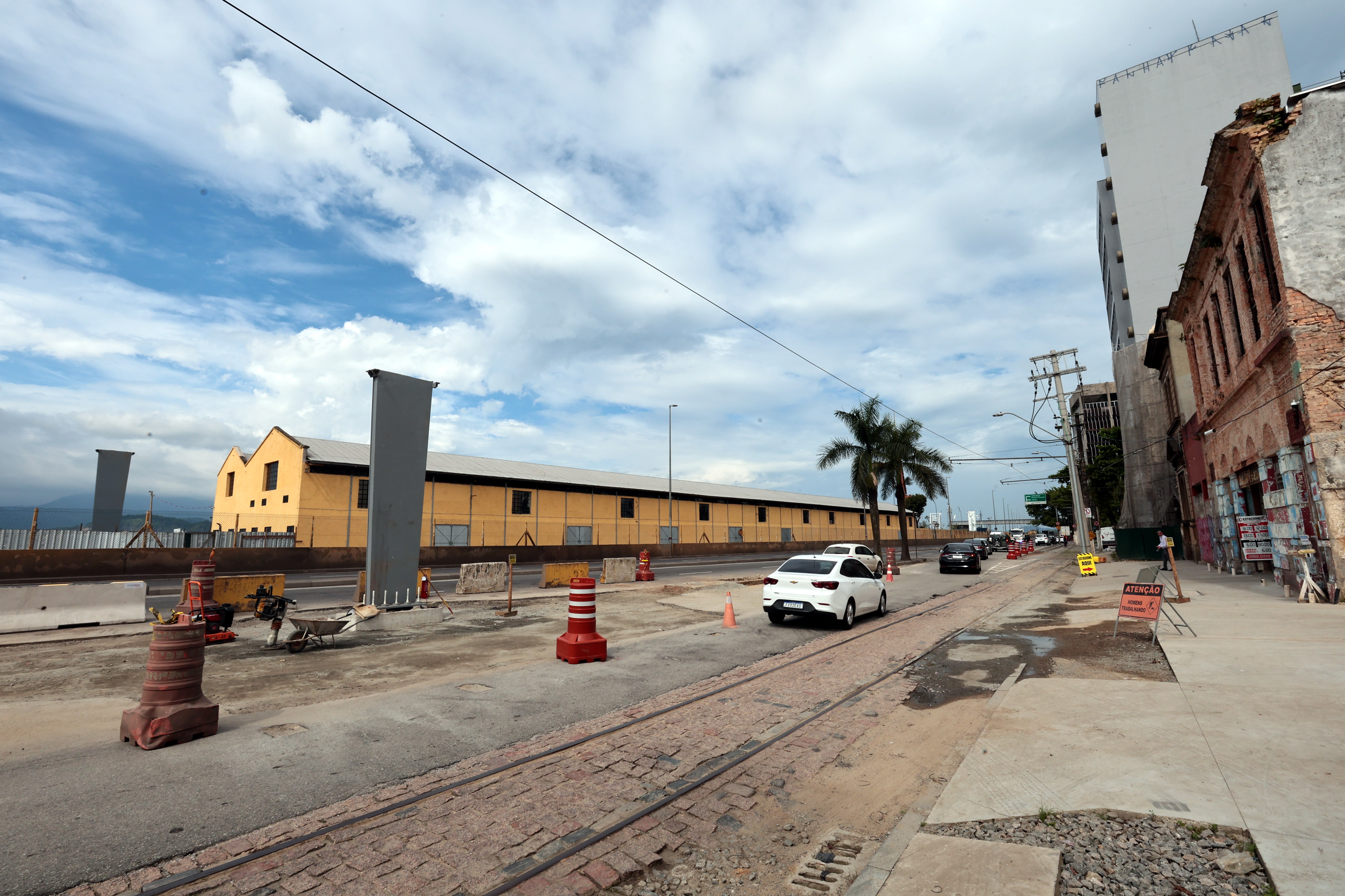 Obra da passarela para pedestre do Centro de Santos ao Parque Valongo avança com interdições no trânsito