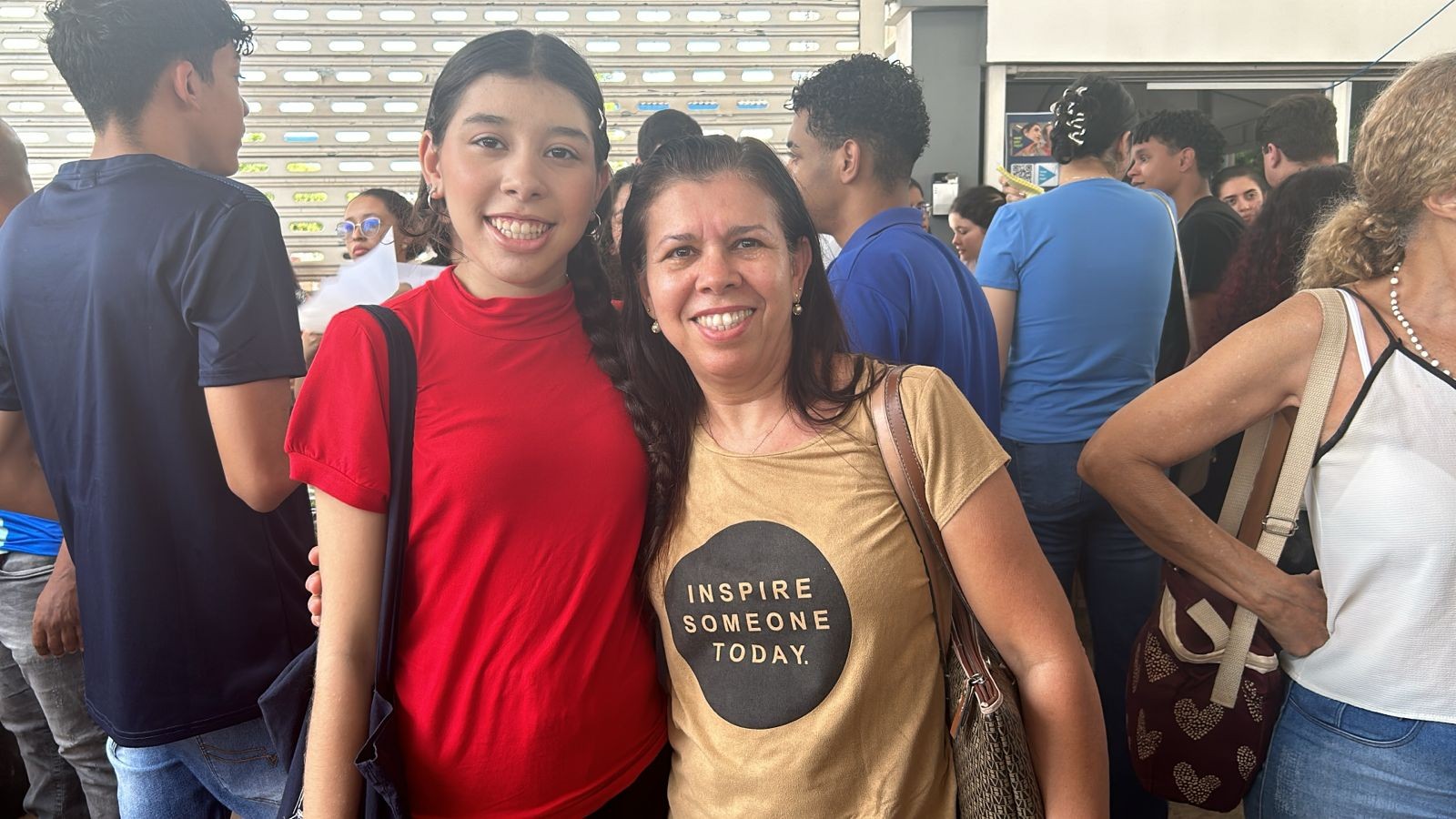 Candidata desmaia de calor enquanto espera abertura dos portões para 2º dia do Enem em Cuiabá