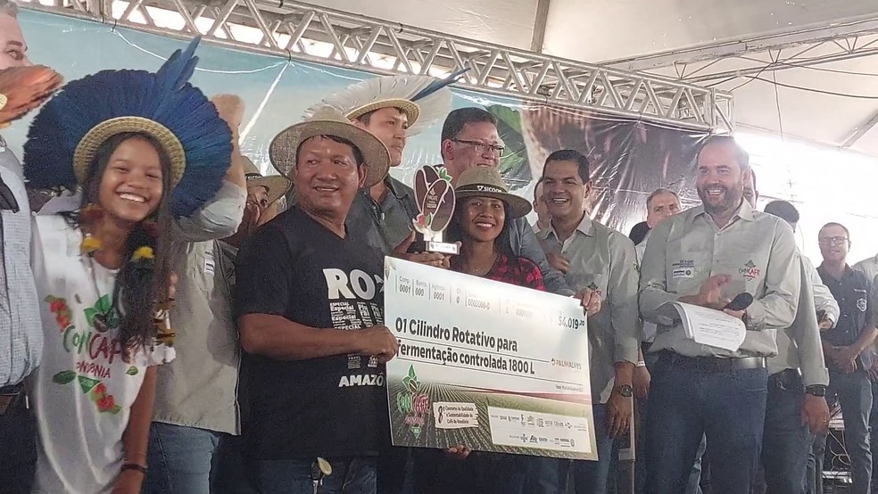 Tawã Ambukalim Oliveira Aruá recebendo prêmio de melhor café de Rondônia — Foto: Reprodução/Rede Amazônica