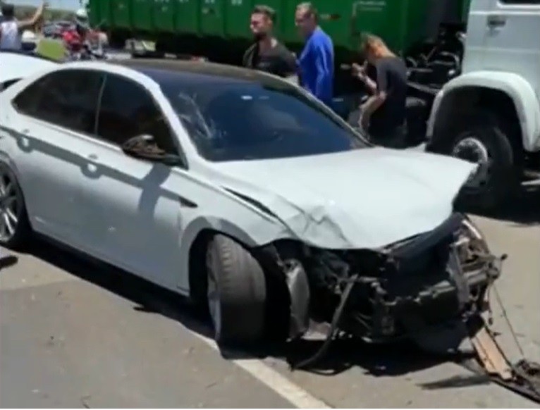 Vídeo: Motorista de carro esportivo bate contra mureta de rodovia e atinge veículo em Santa Bárbara 