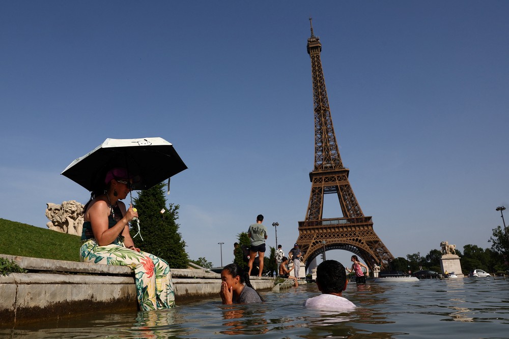 Calor provoca dilatação térmica e altera as dimensões da estrutura da Torre Eiffel