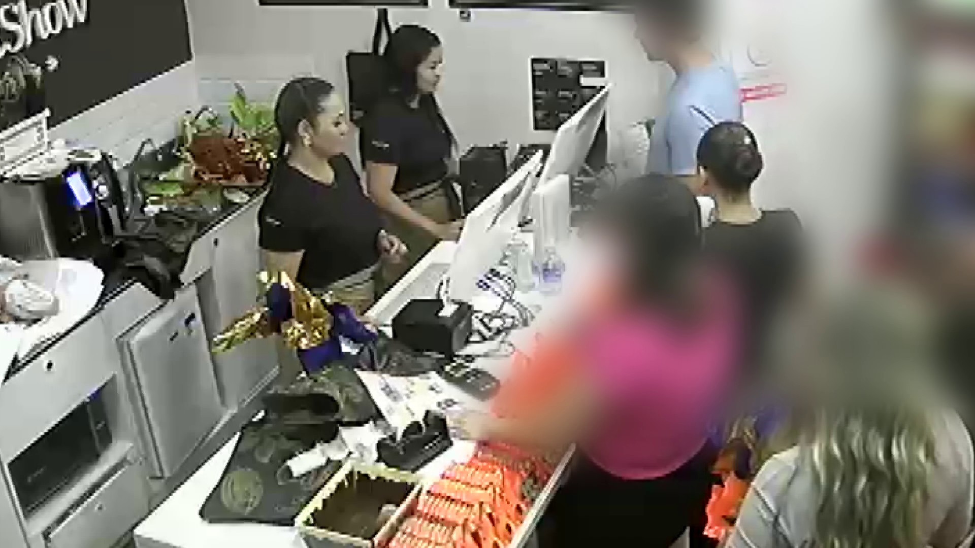 Mães e filhas são suspeitas de trocar máquina de cartão para desviar dinheiro de loja de chocolates em que trabalhavam 