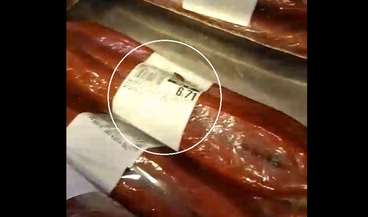 Cliente filma barata andando sobre produtos em supermercado de Cabo Frio