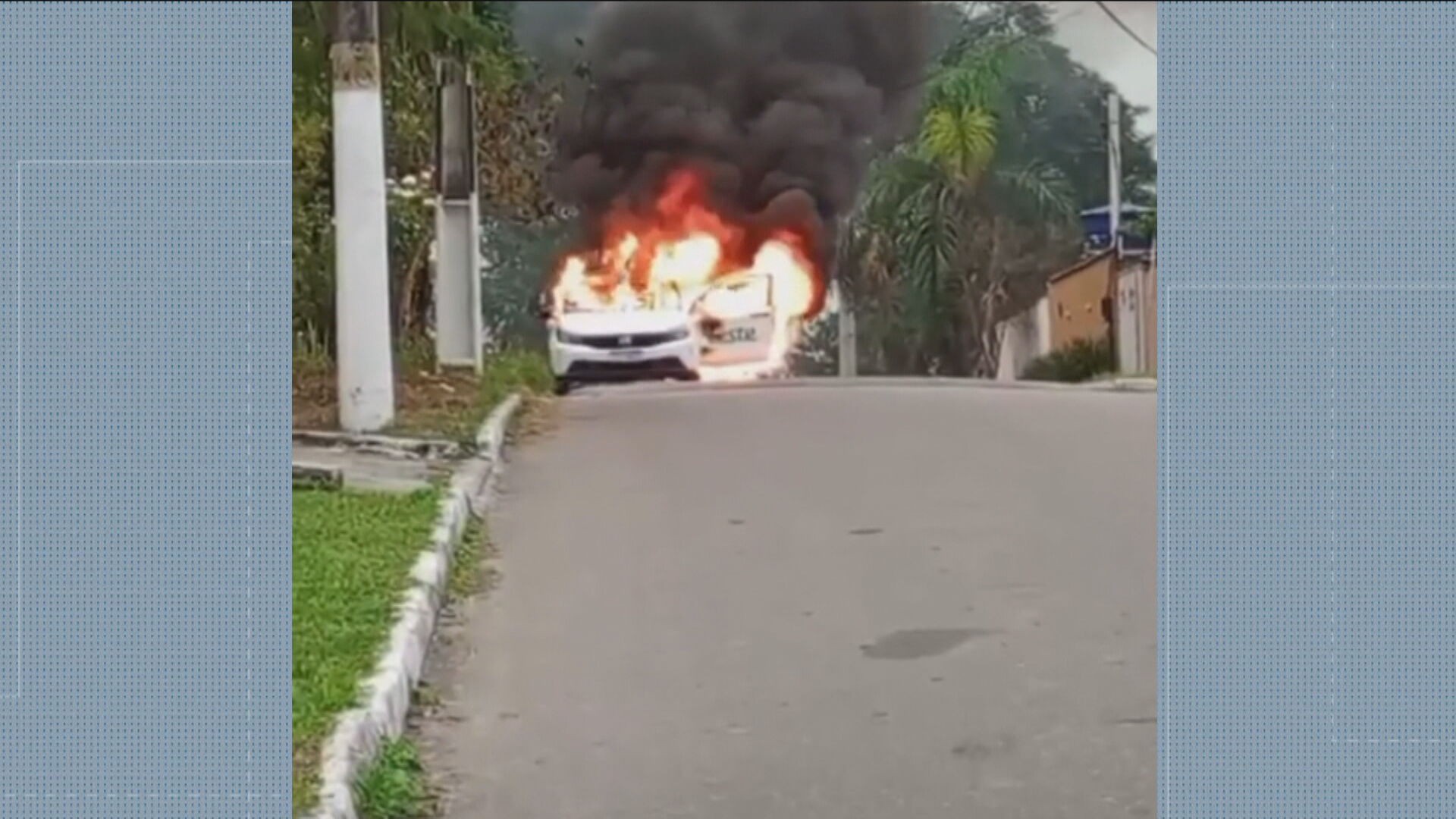 Criminosos encapuzados incendeiam carro de empresa de internet em Itaboraí