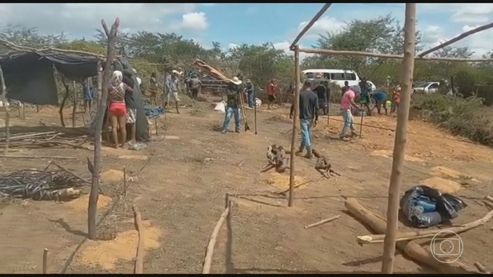 Integrantes do MST desocupam área de pesquisa da Embrapa em Petrolina (PE) — Foto: JN