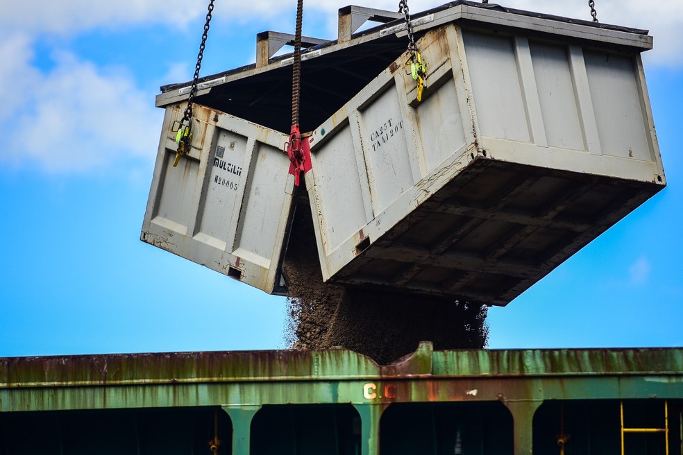 Lítio verde sendo despejado em navio no Porto de Vitória com destino à China.  — Foto: Vitor Jubini/Rede Gazeta