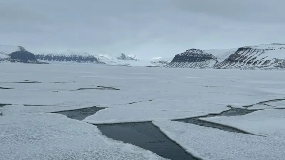 O derretimento do gelo no Ártico está abrindo possibilidades para rotas comerciais mais rápidas entre a Ásia e a Europa. — Foto: BBC