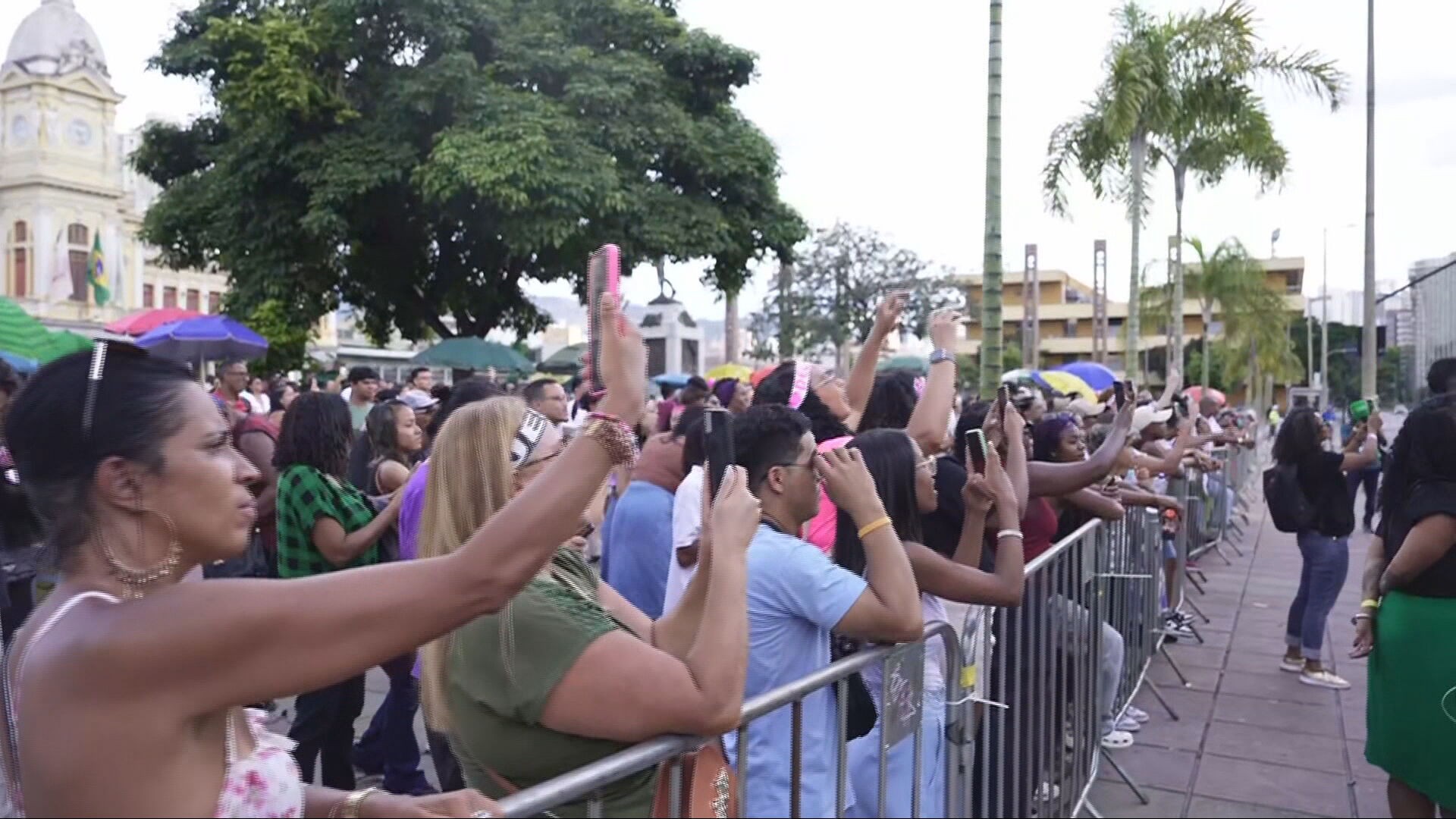 Praça da Estação atrai fiéis em evento de Páscoa gospel em BH