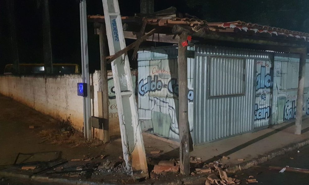 Homem furta ônibus, bate em poste e é preso minutos depois em cidade do extremo sul da Bahia — Foto: Furo 31