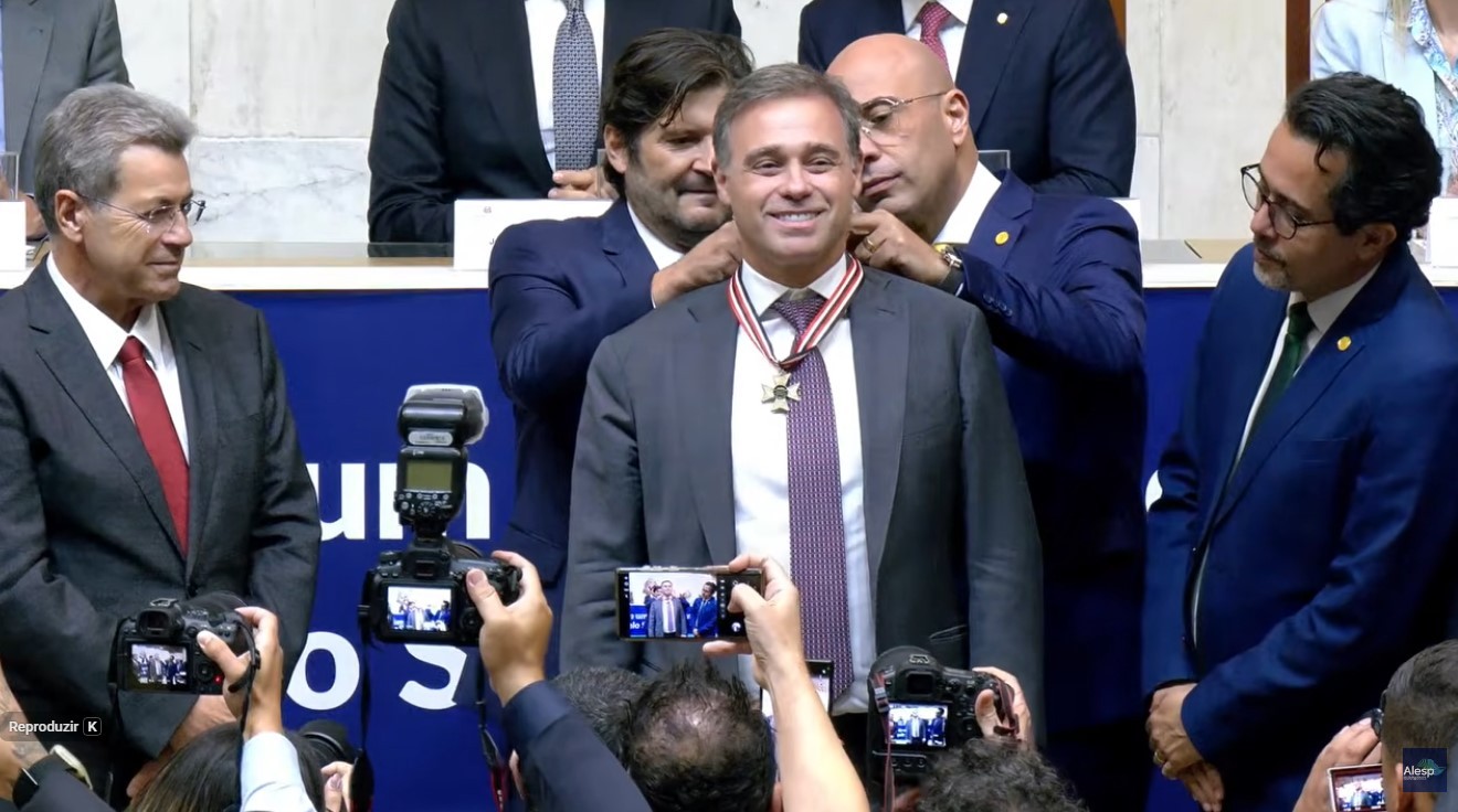 Ministro André Mendonça recebe Colar de Honra ao Mérito em sessão solene na Alesp