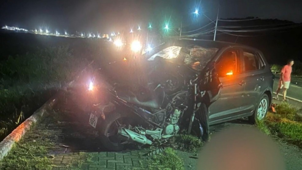 Motocicleta de Vinicios ficou destruída após batida, em Guarapari, Espírito Santo. — Foto: Reprodução