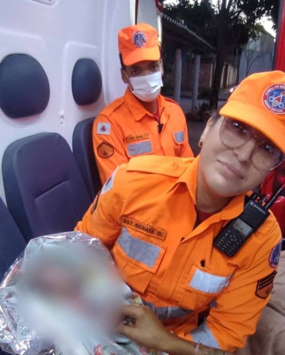 Mãe e bebê foram levadas ao hospital — Foto: Corpo de Bombeiros