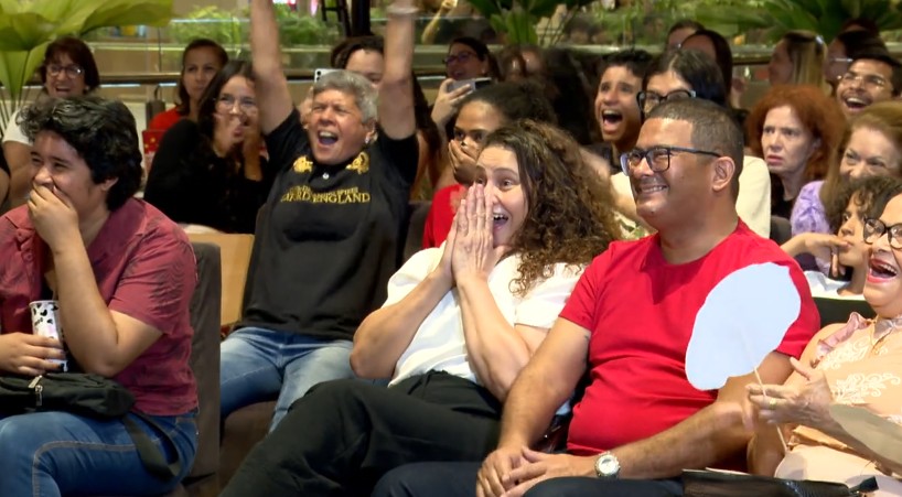 VÍDEO: público reage à reviravolta no final da novela Vale Tudo transmitida em shopping de Cuiabá 