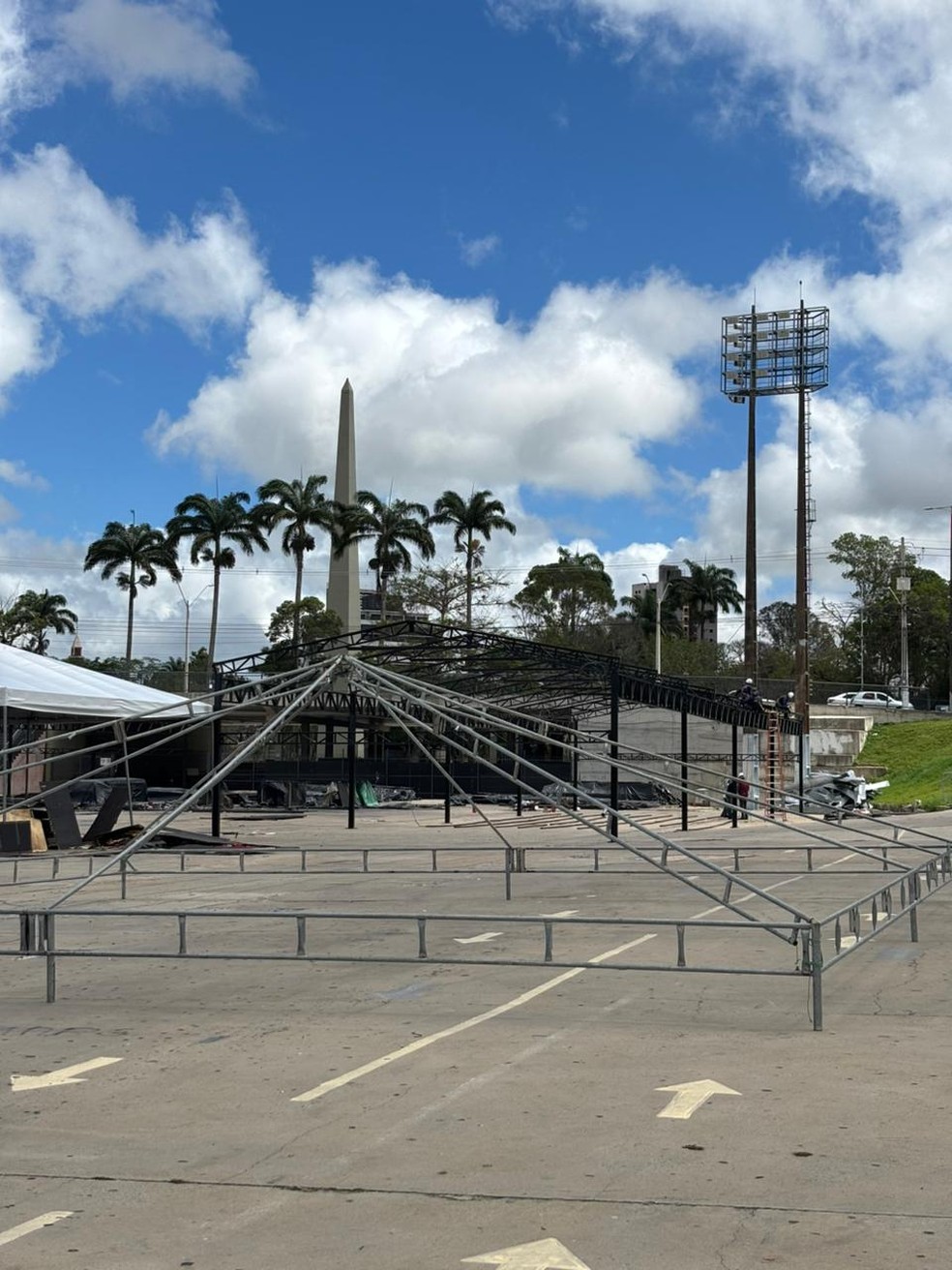 Montagem de estrutura do São João 2026 de Campina Grande tem início no Parque do Povo — Foto: Divulgação/Arte Produções