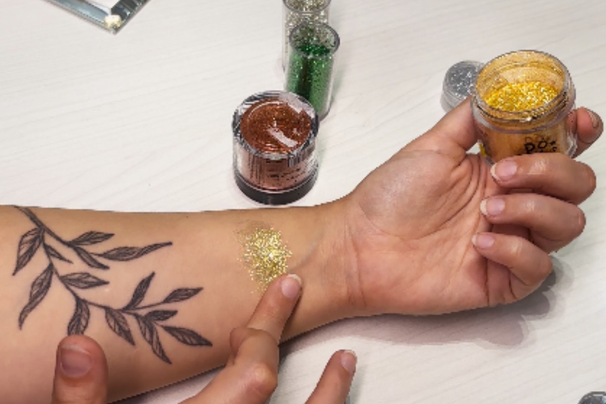 De hidratante a óleo de cozinha: saiba como aplicar glitter e lidar com o brilho que não sai depois do carnaval