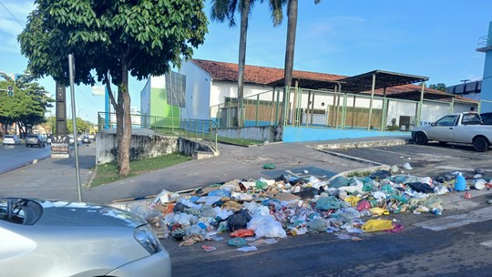 

Lixo é descartado irregularmente na Avenida dos Africanos, em São Luís    