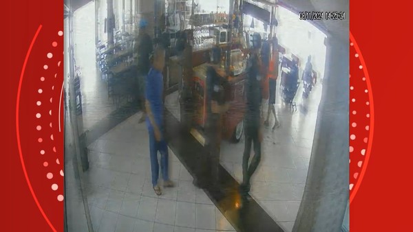 Detento é visto saindo de viatura sem algemas e com dois policiais penais para almoçar em restaurante na Serra, Espírito Santo — Foto: Reprodução