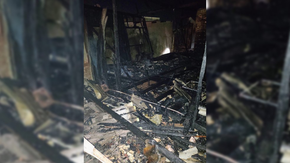 4 de 4
Telhado de casa ficou destruído após incêndio — Foto: Arquivo pessoal