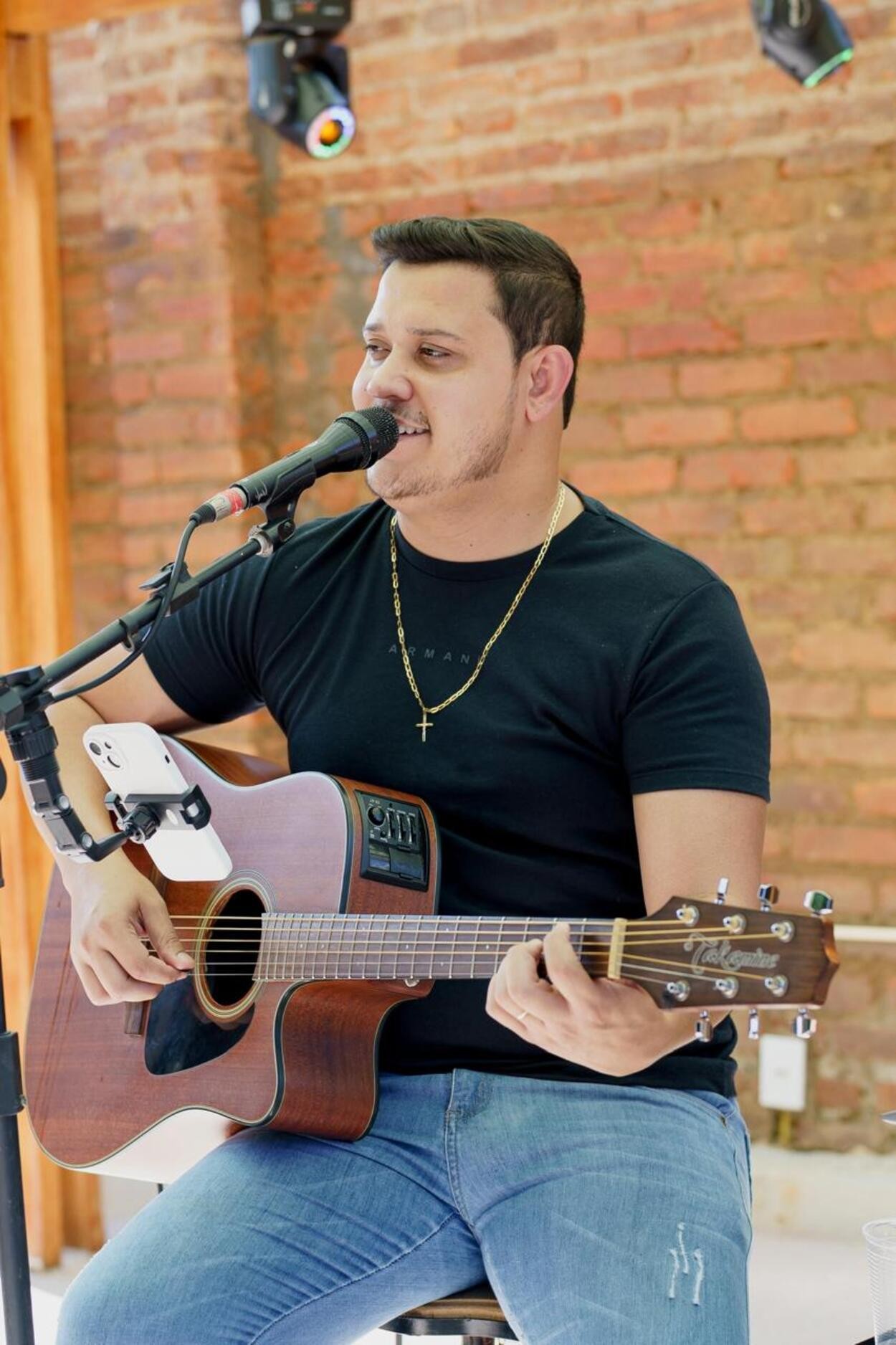 Cantor de MG é confundido com João Lima e sofre ataques na internet