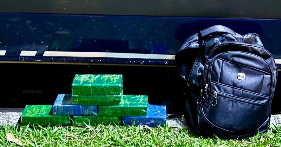 Passageira de ônibus é presa transportando 8 kg de pasta base de cocaína na Via Dutra, em Piraí