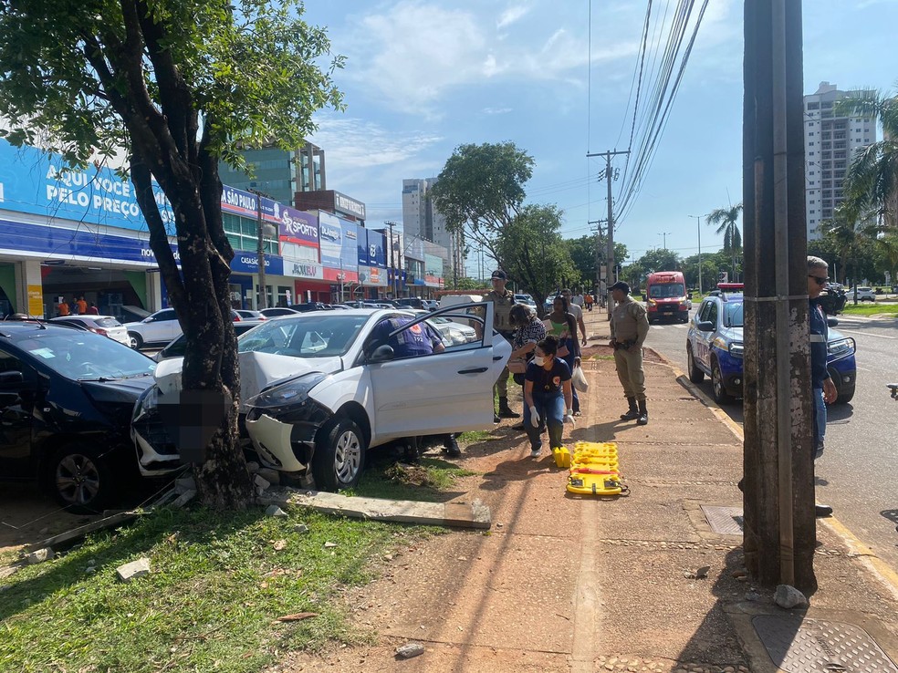 Acidente de carro na avenida JK, em Palmas — Foto: Divulgação/Tamyra Pinheiro/TV Anhanguera