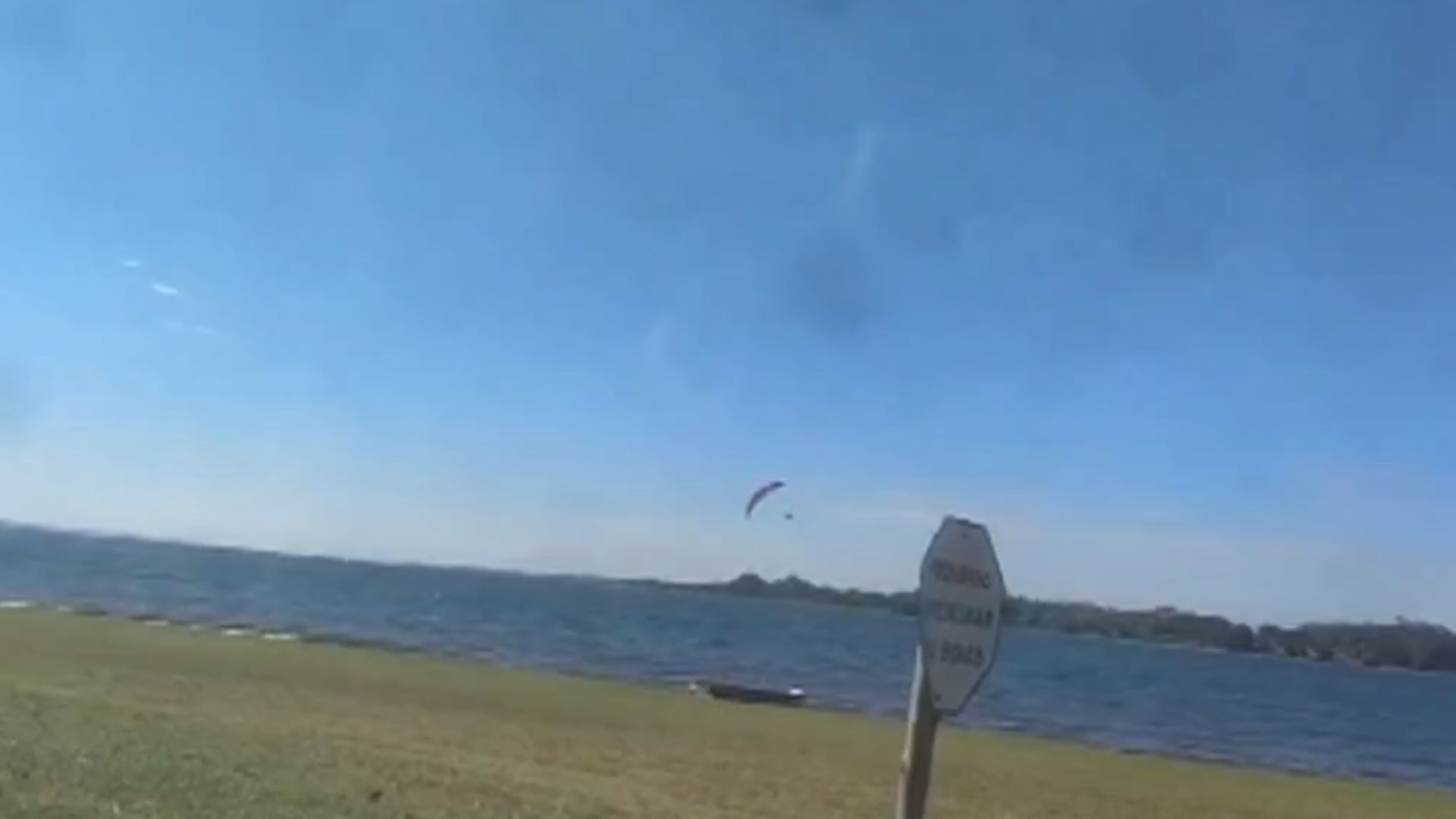 Vídeo mostra momento em que homem cai de paramotor durante evento no interior de SP