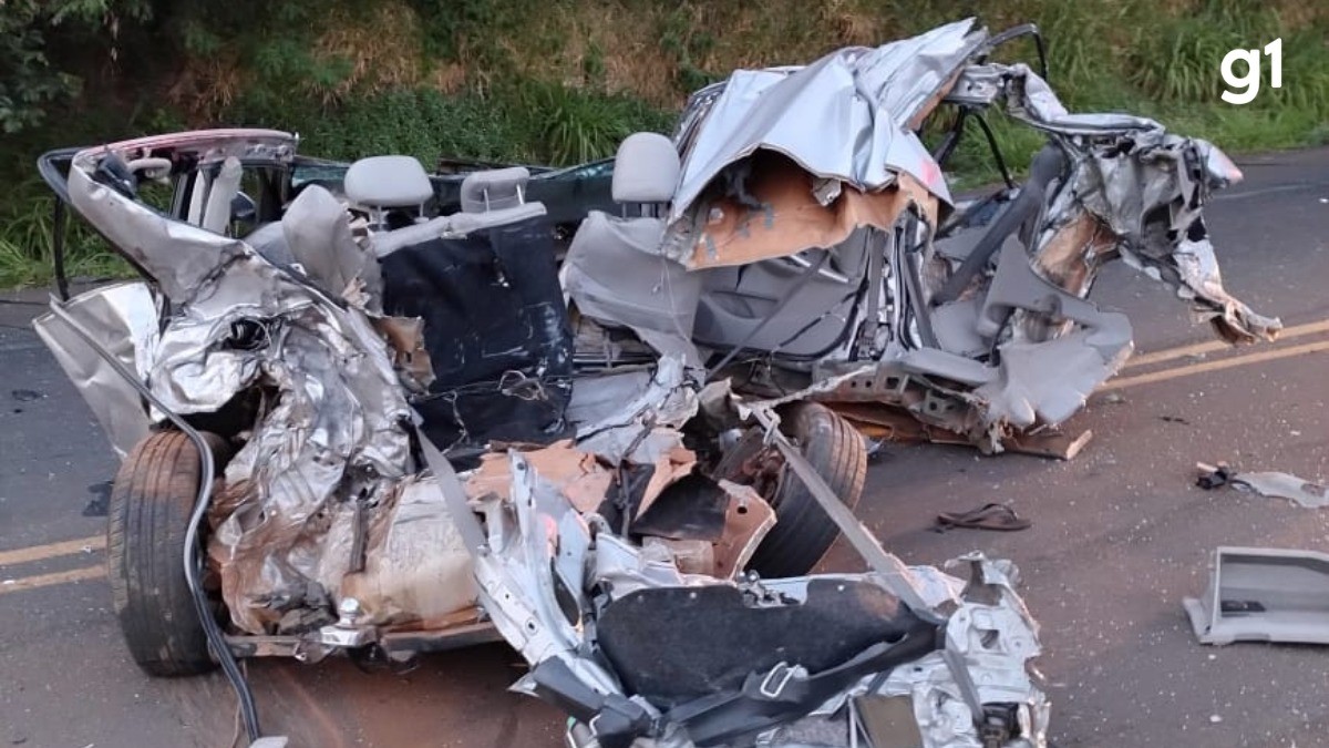 Carro fica destruído após acidente com caminhão em rodovia no RS; dois homens morreram