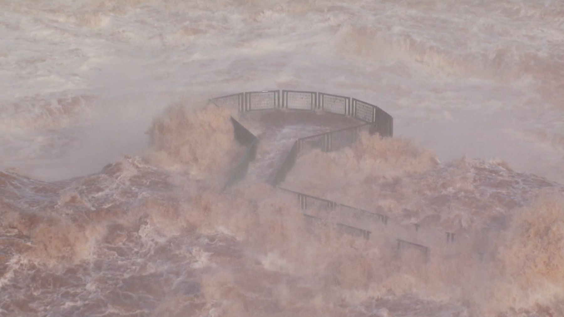 VÍDEO: maior cheia registrada nas Cataratas do Iguaçu foi há 12 anos e teve vazão 30 vezes maior que a média