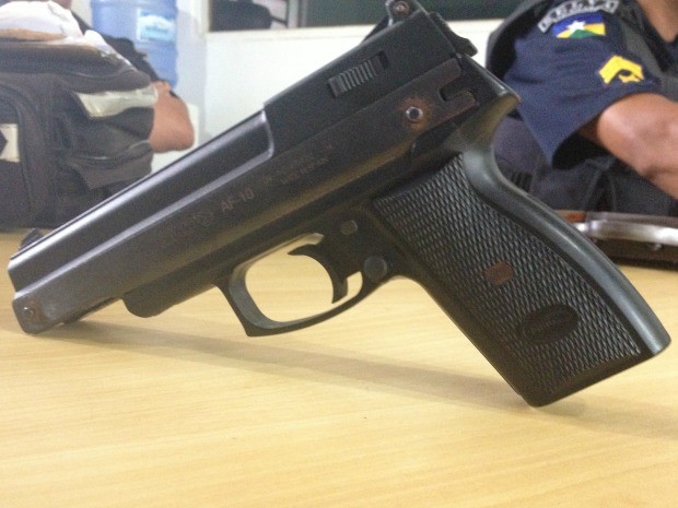 Menino de 3 anos se fere ao disparar arma de pressão do pai em MG