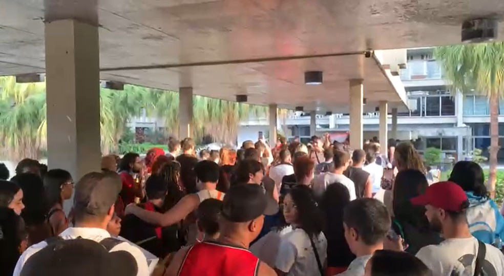 Em ato contra cortes e atrasos no pagamento de bolsas, alunos da Uerj picham reitoria — Foto: Reprodução